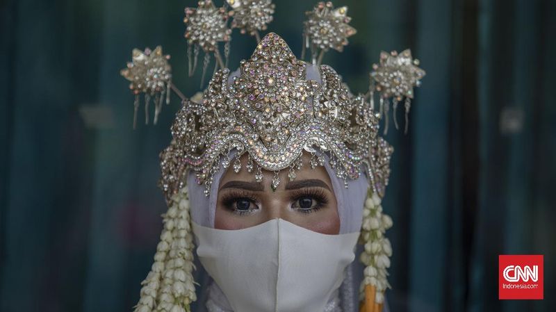 FOTO: Menikah Sederhana di KUA Kala Pandemi Corona ( CNN Indonesia )